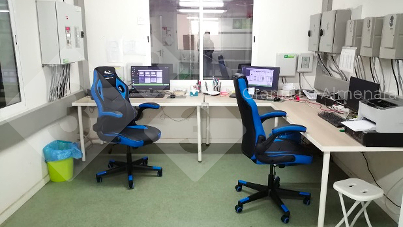 <p>Photo 11 : Plus d'&eacute;crans et moins de papier dans un bureau qui transforme les donn&eacute;es en informations.</p>
